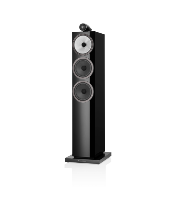 De Bowers & Wilkins 703 S3 is een hoogwaardige luidspreker die ontworpen is om audiofielen tevreden te stellen met een uitzonderlijke geluidskwaliteit en een stijlvol ontwerp. Dit model is de opvolger van de populaire 703 S2 en biedt een aantal verbeteringen die de luisterervaring naar een hoger niveau tillen. Een van de belangrijkste kenmerken van de 703 S3 is de Continuum-conusdriver, die een nauwkeurige weergave van de middentonen biedt. Dit is mogelijk dankzij het speciale materiaal dat door Bowers & Wilkins is ontwikkeld en dat de ideale balans tussen stijfheid en demping biedt. De tweeter is voorzien van een aluminium dome voor heldere en gedetailleerde weergave van de hoge tonen. De luidspreker heeft ook een nieuw ontworpen basdriver, die een strakke en gecontroleerde basweergave biedt. De behuizing is gemaakt van een solide en stijf materiaal, waardoor ongewenste resonanties en trillingen worden geminimaliseerd en de geluidskwaliteit wordt geoptimaliseerd. De 703 S3 is verkrijgbaar in drie afwerkingen: Gloss Black, Satin White en Rosenut. De luidspreker is geschikt voor zowel stereo- als home cinema-opstellingen en kan worden aangesloten op een breed scala aan versterkers en audioapparatuur. Kortom, de Bowers & Wilkins 703 S3 is een uitstekende keuze voor audiofielen die op zoek zijn naar een luidspreker van topkwaliteit met verbeterde prestaties en een stijlvol ontwerp.